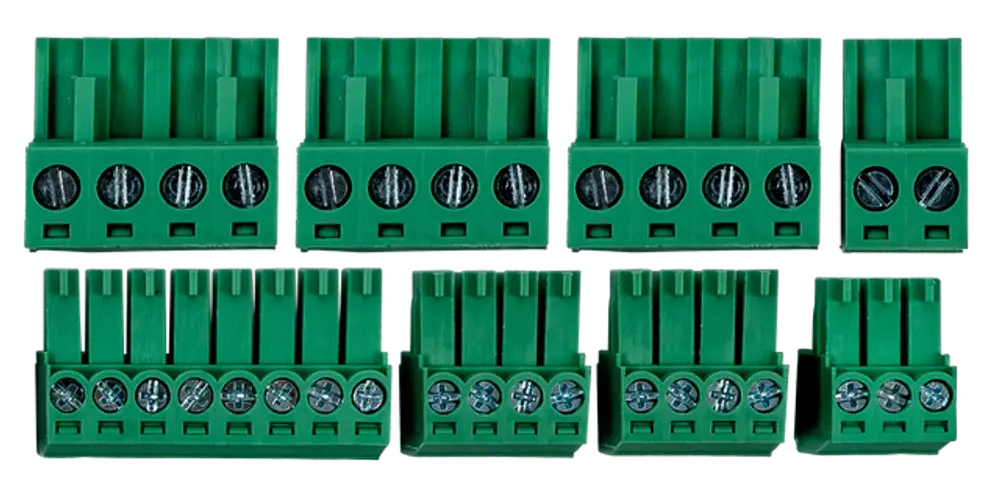 Grüne Anschlussklemmen, angeordnet in zwei Reihen. Jede Klemme verfügt über Schraubanschlüsse. Produkthersteller: WOLF.
